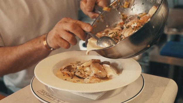 Chowder to irlandzka zupa rybna. Jest jednym z klasyków kuchni narodowej. Dla wielu jest nie tylko daniem, ale też klimatem domu. Pokazujemy, jak przygotować tę wyborną zupę z owoców morza, i zdradzamy, dlaczego zawsze poprawia nastrój.