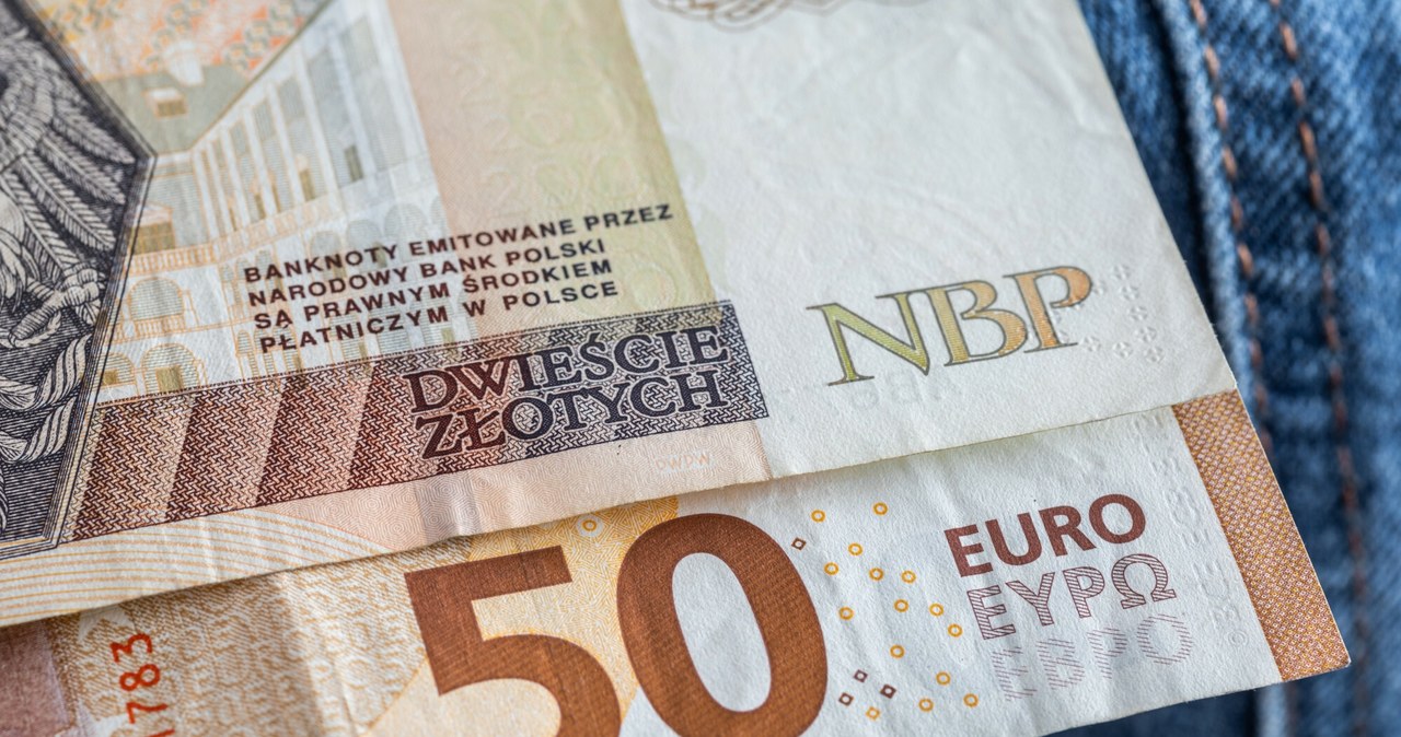 Złoty, środę, południu, osłabiał, zarówno, dolara, euro, oraz, franka, szwajcarskiego, ciągu, dnia, polska, waluta, straciła, zw Kursy walut. Ile kosztują dolar, euro i frank szwajcarski?