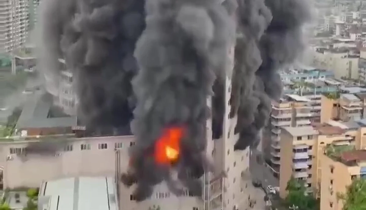 W chińskim mieście Zigong w południowo-wschodniej części kraju doszło do gigantycznego pożaru - w płomieniach stanęło jedno z tamtejszych centrów handlowych. Państwowe media przekazały, że życie straciło co najmniej sześć osób.