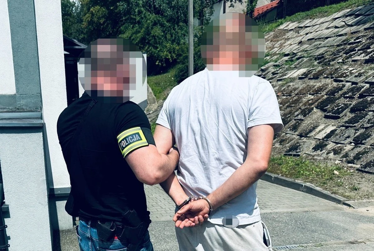 Agresywny 42-latek wdarł się do sześciu mieszkań w Jaworznie. Wcześniej wyłamał do nich drzwi, a jednego z mieszkańców zaatakował i groził mu pozbawieniem życia. Tłumaczył, że 'kierowało nim serce" - poinformowała w środę śląska policja.