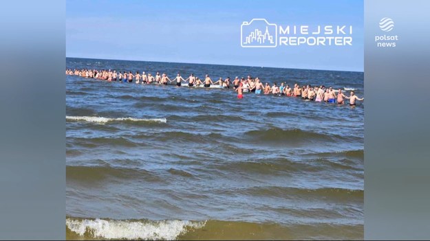 Łańcuch życia w Łebie. Setki osób ruszyło do morza by szukać w wodzie 12stolatki, która zaginęła na plaży. Mama straciła ją z oczu i nie mogła znaleźć dlatego zaalarmowała ratowników. Tym razem dziewczynkę odnaleziono całą i zdrową, ale służby podkreślają, że dziecko, które traci orientację na plaży - potrafi przejść nawet kilka kilometrów.Materiał dla "Wydarzeń" przygotowała Ewelina Niemirka. 