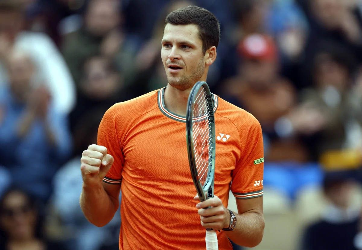 ​Po drobnym zabiegu na prawym kolanie, przeprowadzonym w poniedziałek, stan zdrowia Huberta Hurkacza znacząco się poprawia po kontuzji odniesionej w Wimbledonie. Postępy są bardzo obiecujące, a zespół tenisisty podkreśla, że celem wrocławianina jest start w igrzyskach olimpijskich w Paryżu.