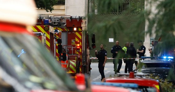 Co najmniej jedna osoba zginęła, a kilka zostało rannych, gdy samochód wjechał w ogródek przed restauracją w XX dzielnicy Paryża. Policja sądzi, że był to wypadek drogowy, a nie atak terrorystyczny.