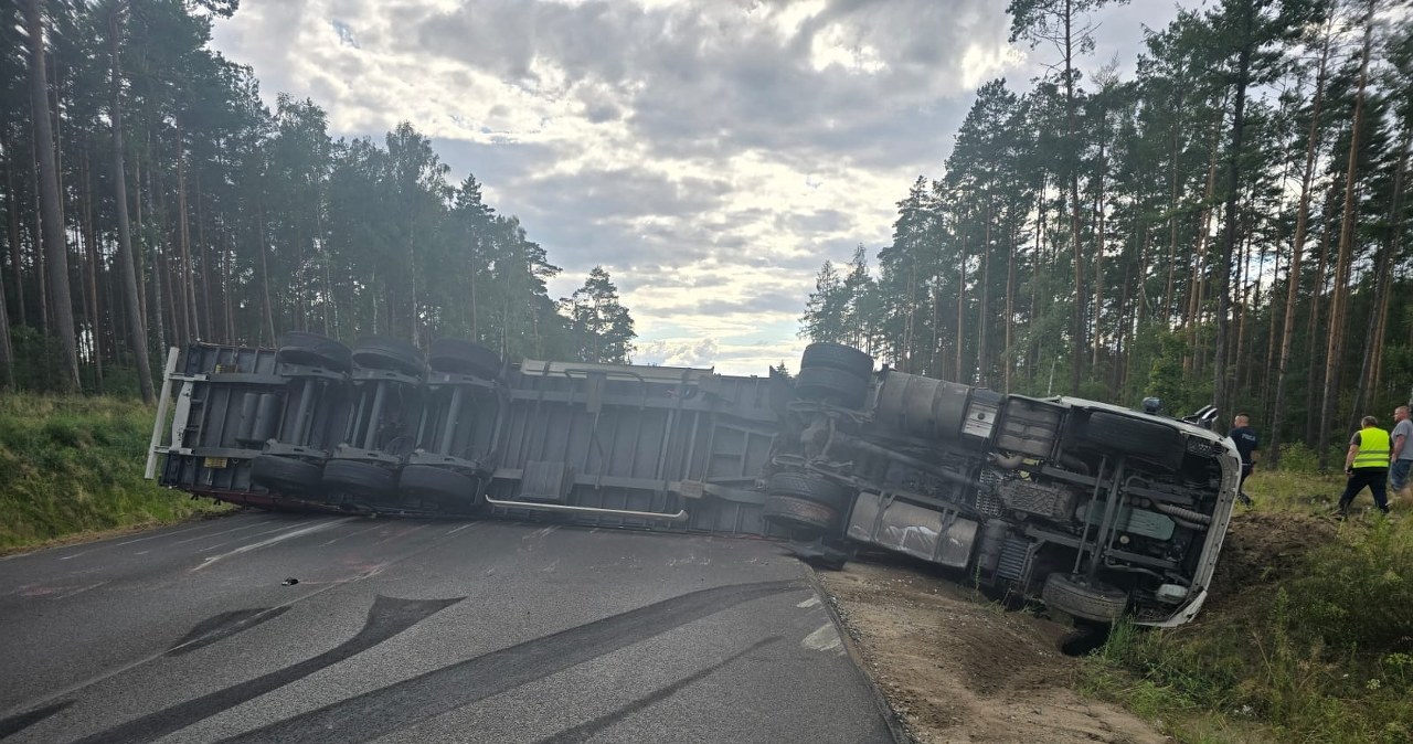 Ciężarówka leżała na całej szerokości jezdni. Ruch sparaliżowany
