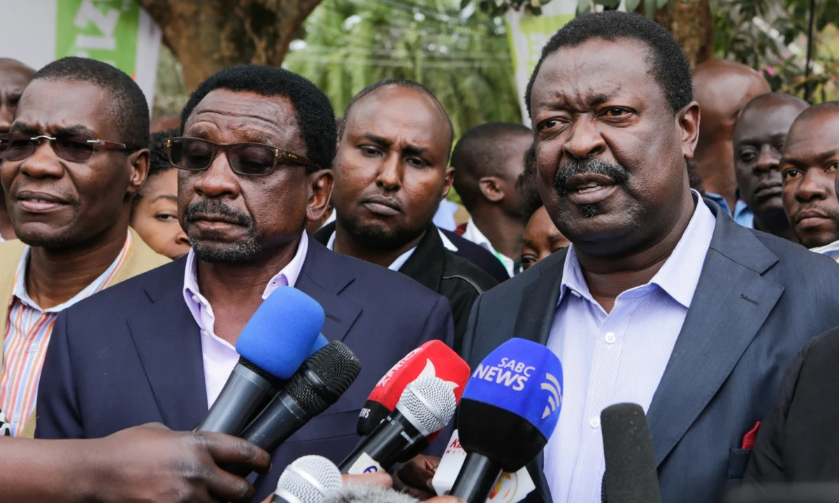 ​Prezydent Kenii William Ruto nie przestaje zaskakiwać - najpierw zwolnił niemal cały gabinet, a potem... mianował ministra spraw zagranicznych szefem wszystkich resortów. To co prawda rozwiązanie tymczasowe, ale Musalia Mudavadi będzie mógł się szczycić, że przez chwilę miał całą władzę w swoich rękach.