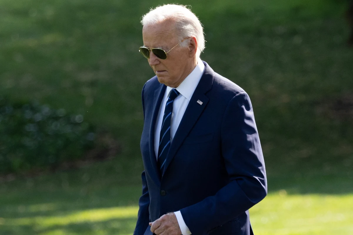 Prezydent USA Joe Biden uległ zakażeniu Covid-19 i odczuwa łagodne objawy choroby - poinformowała rzeczniczka Białego Domu Karine Jean-Pierre. Biden był zmuszony do przerwania kampanii wyborczej w Las Vegas i powrotu do domu w Delaware.