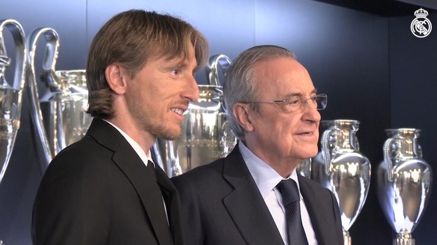 Luka Modrić podpisał nowy kontrakt z Realem Madryt. Chorwacki piłkarz w barwach Królewskich gra od 2012 roku. Teraz przedłużył kontrakt do czerwca 2025 roku.