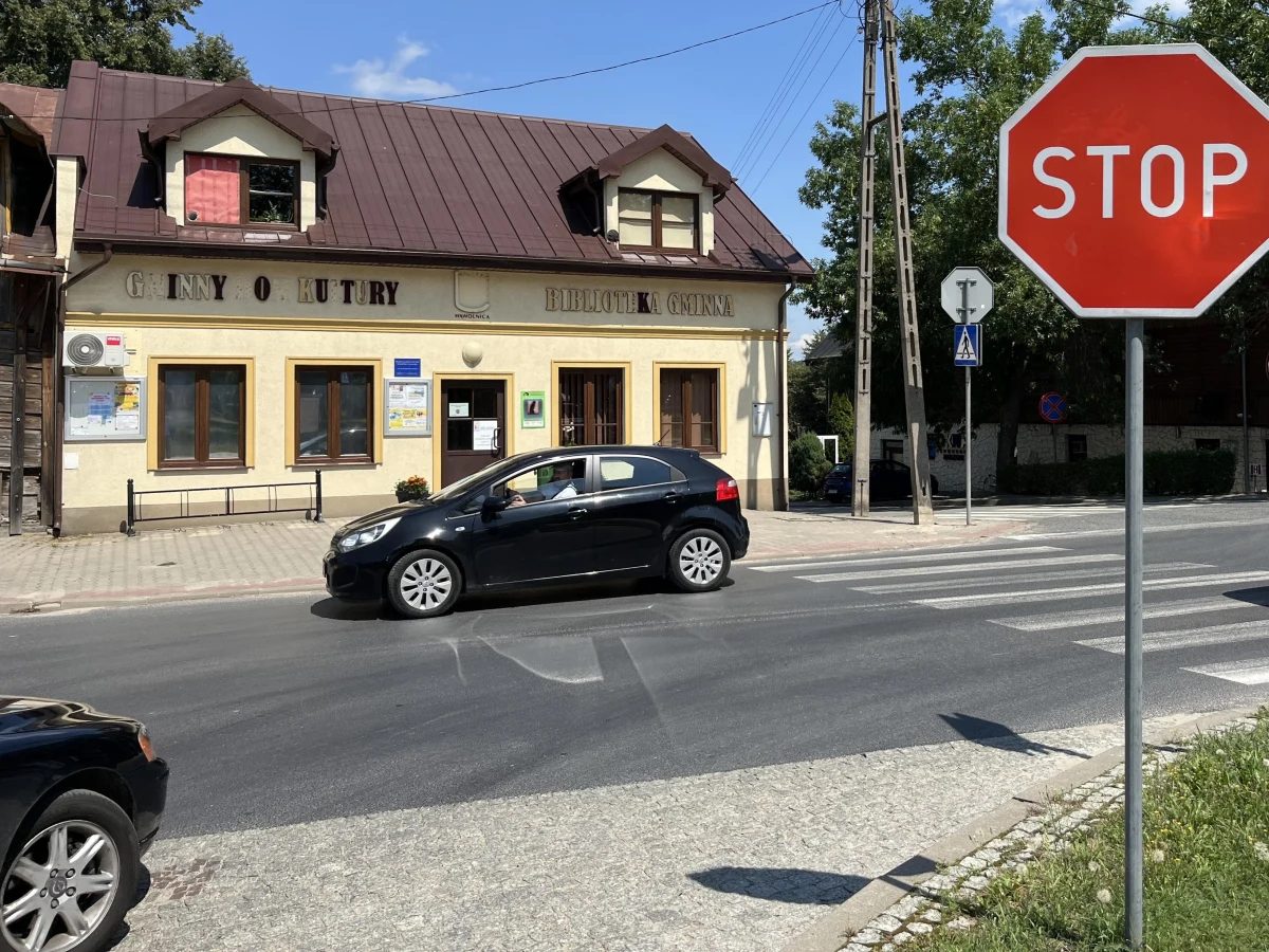 Mająca niespełna tysiąc mieszkańców Wąwolnica jest jedną z siedmiu wsi, które od stycznia - jak planuje rząd - mają się stać miastami. Dla tej miejscowości będzie to wręcz dziejowa sprawiedliwość, odzyskanie praw miejskich odebranych przez zaborcę. Ale na tutejszym Rynku mało kto wierzy w to, że nadanie statusu miasta odmieni Wąwolnicę.
