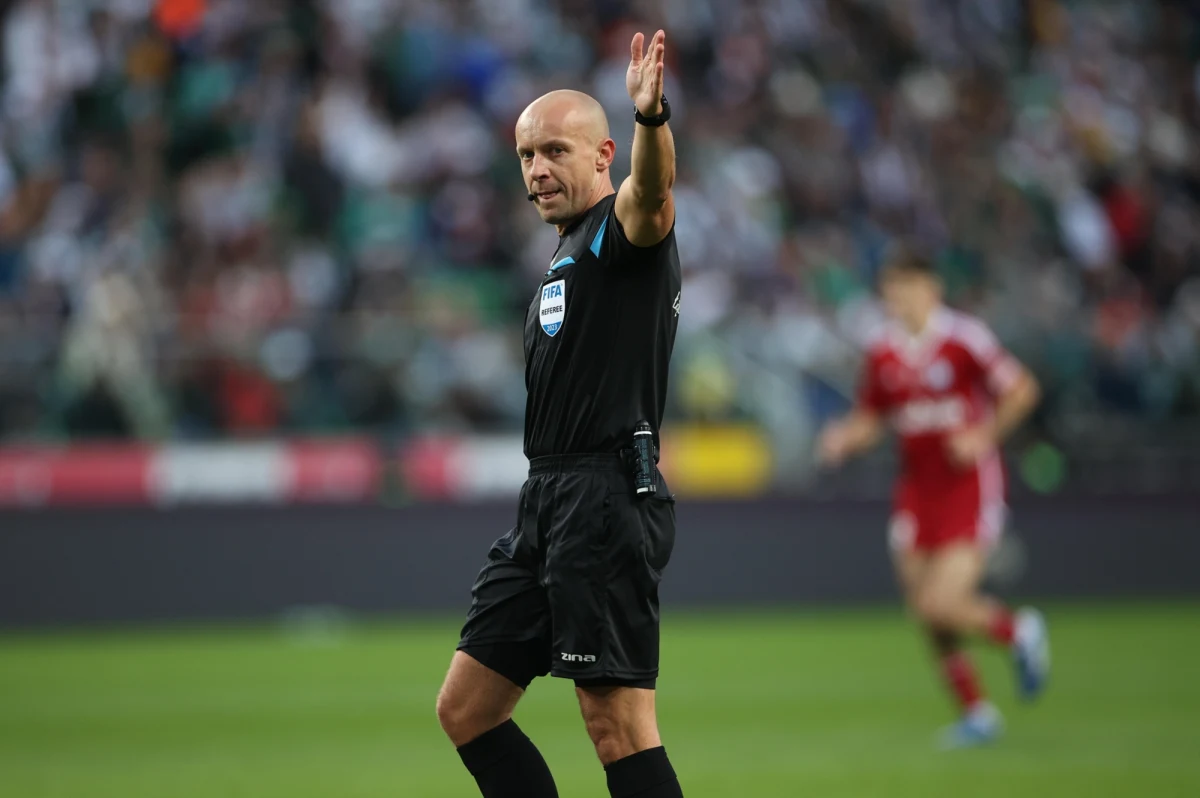 Zmiany w przepisach piłkarskich, wprowadzone na Euro 2024, od nowego sezonu obowiązywać będą także w rozgrywkach ligowych w Polsce. "Najważniejsze dotyczą tego, że sędzia powinien wytłumaczyć kapitanowi drużyny podjętą istotną decyzję - również po analizie VAR" - czytamy w serwisie "Łączy nas piłka".