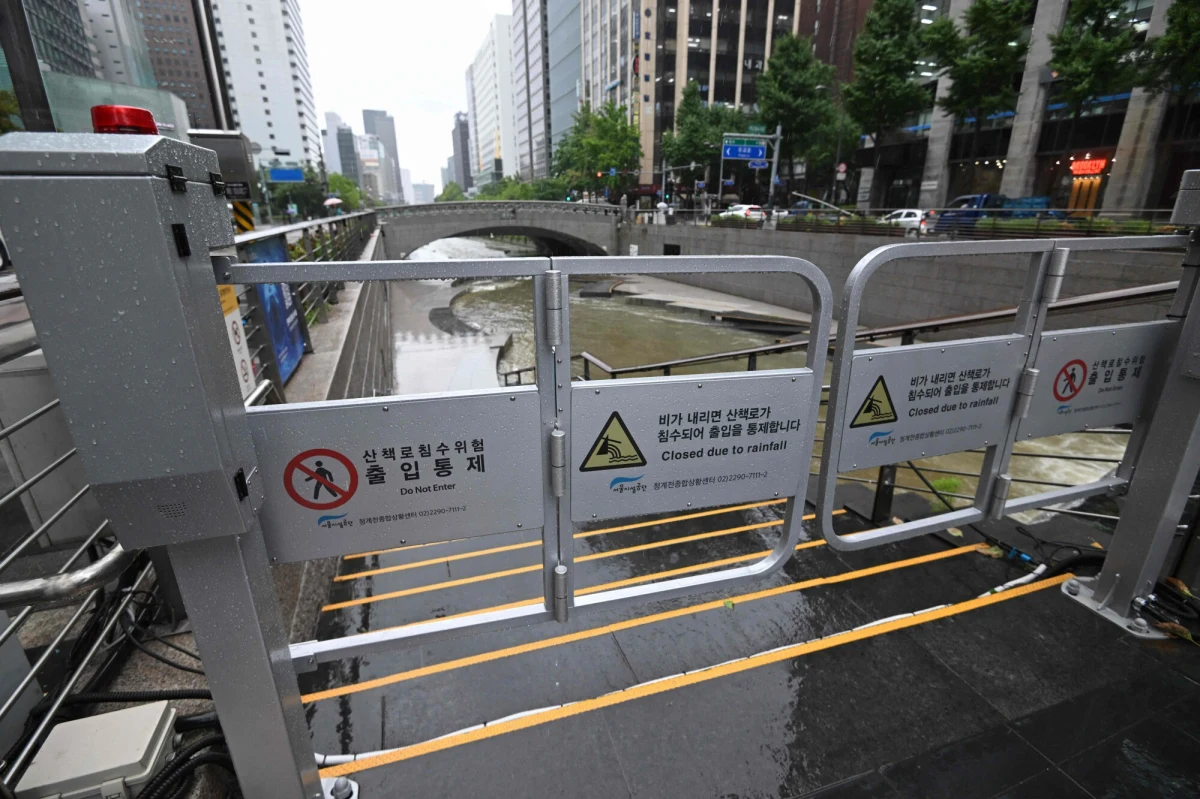 887 mieszkańców ośmiu miast w Korei Południowej ewakuowano po ulewach, które przeszły nad północnymi regionami kraju. Część dróg w Seulu została zamknięta. 