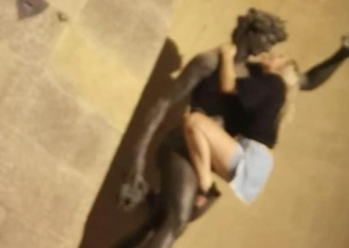 Obsceniczne zachowanie turystki wywołało oburzenie we Włoszech. Młoda kobieta weszła na posąg Bachusa we Florencji i udawała, że uprawia z nim seks. Zdjęcia z tej sceny opublikował portal Welcome To Florence. 