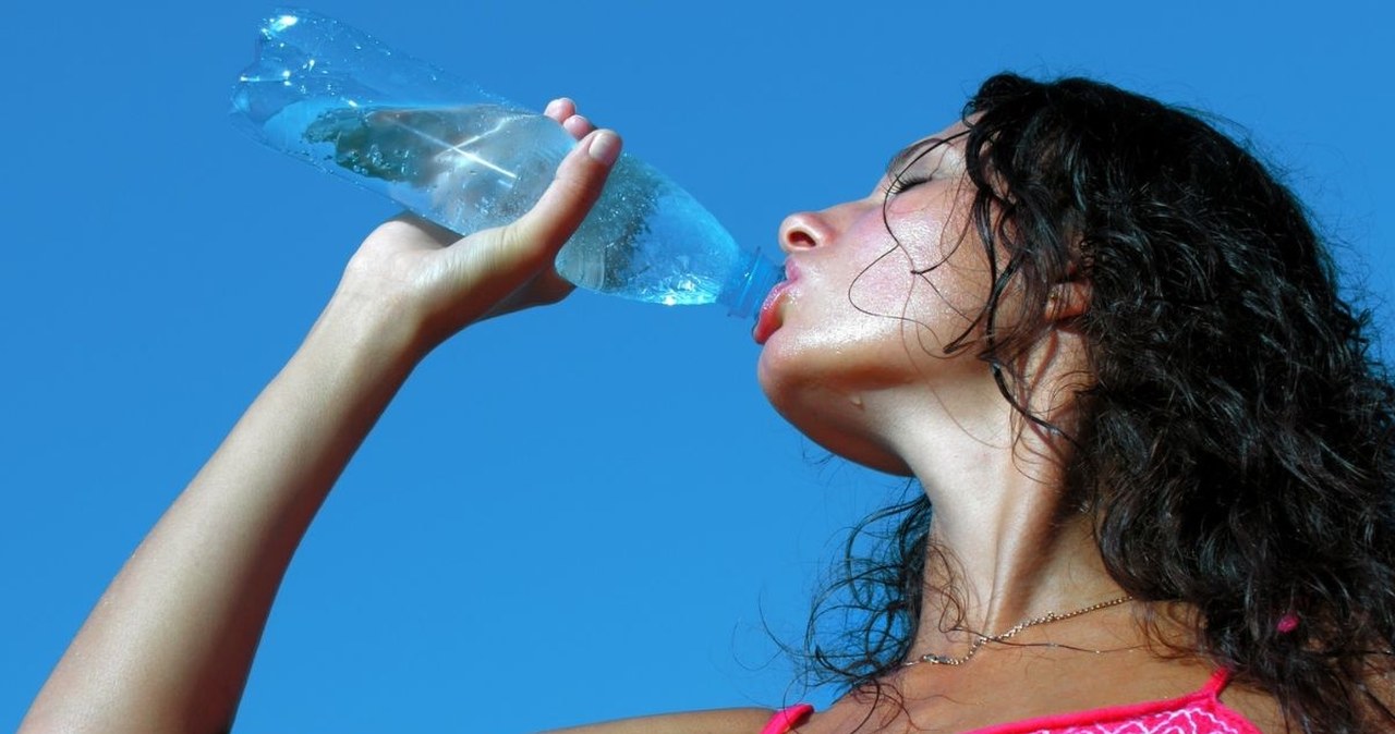 Co grozi, gdy zostawisz plastikową butelkę wody w rozgrzanym samochodzie?