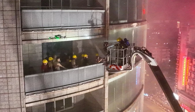 Potężny pożar centrum handlowego w Chinach. Wewnątrz wciąż są ludzie