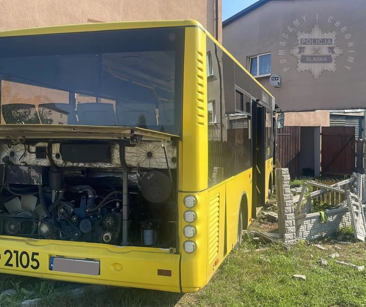 Autobus miejski wjechał w dom jednorodzinny w Siewierzu w powiecie będzińskim. 71-letni kierowca trafił do szpitala. 