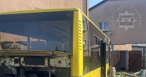 Autobus miejski wjechał w dom jednorodzinny w Siewierzu w powiecie będzińskim. 71-letni kierowca trafił do szpitala. 