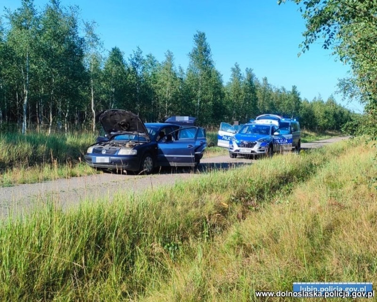 26-letni kierowca, który miał dwuletni zakaz prowadzenia pojazdów, uciekał przed policjantami na Dolnym Śląsku. Po niemal 20 km pościgu został zatrzymany w kompleksie leśnym. Okazało się, że złamanie zakazu to niejedyne, co miał na sumieniu – w aucie funkcjonariusze znaleźli metamfetaminę i marihuanę.