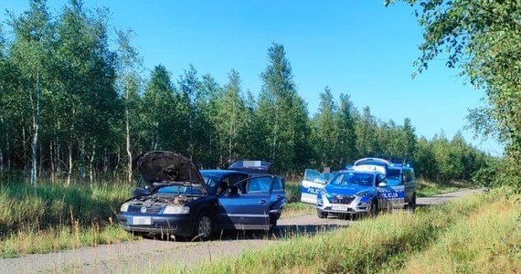 26-letni kierowca, który miał dwuletni zakaz prowadzenia pojazdów, uciekał przed policjantami na Dolnym Śląsku. Po niemal 20 km pościgu został zatrzymany w kompleksie leśnym. Okazało się, że złamanie zakazu to niejedyne, co miał na sumieniu – w aucie funkcjonariusze znaleźli metamfetaminę i marihuanę.