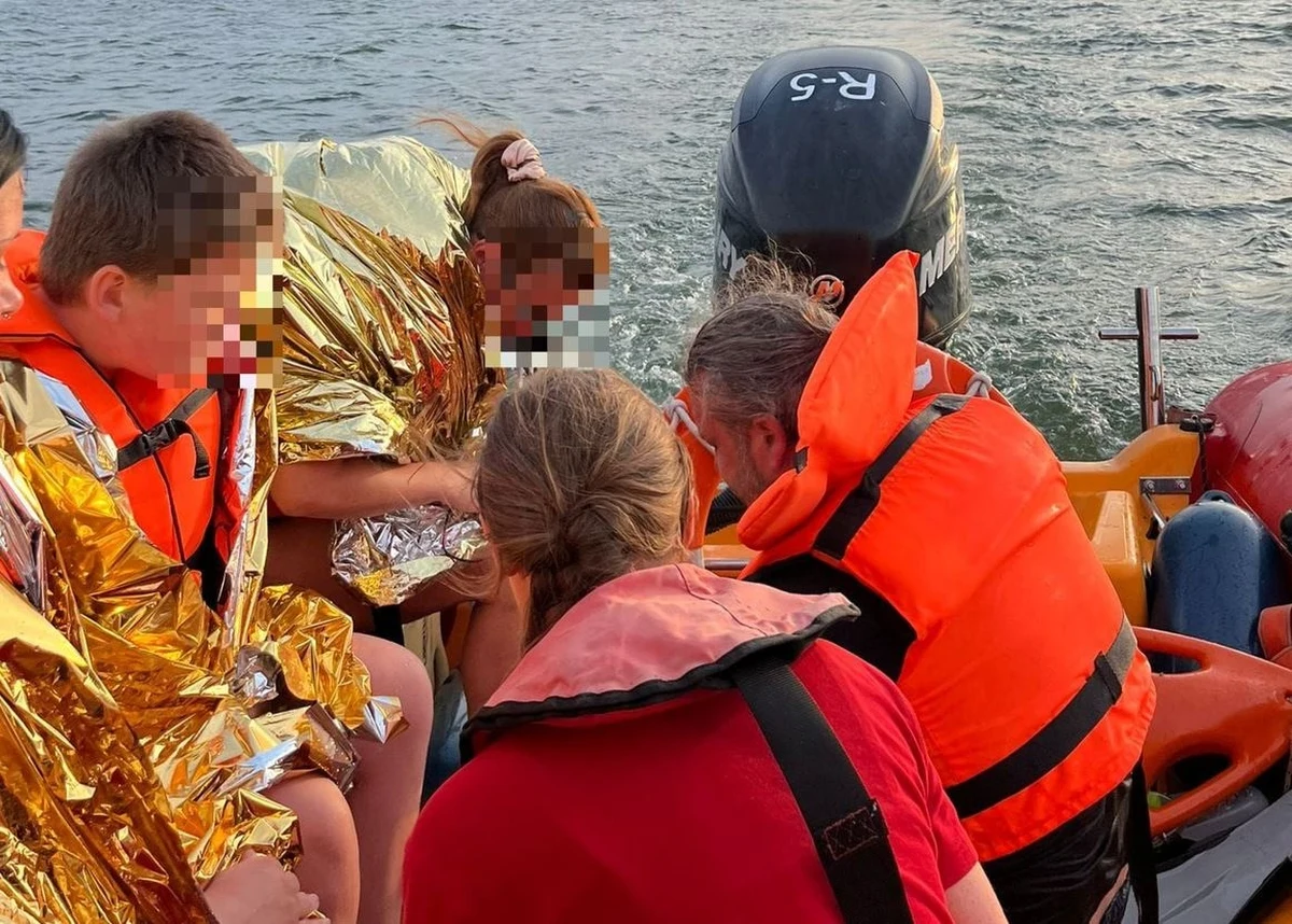 Turyści z Czech wpłynęli na płyciznę z kamieniami na jeziorze Śniardwy na Mazurach i tak uszkodzili łódź, że ta zatonęła. Zostali uratowani przez MOPR, a miasto Mikołajki zapewniło rozbitkom nocleg.