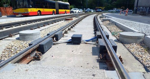 Błędy przy montażu torowiska są powodem opóźnienia budowy tramwaju do Wilanowa. Nowa linia miała być gotowa już 2 września, teraz okazuje się, że pasażerowie będą musieli poczekać kolejnych osiem tygodni.