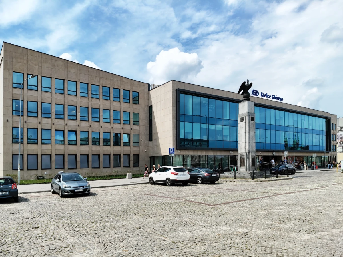 Pod koniec tego roku Zarząd Transportu Miejskiego w Kielcach przeniesie się do nowej siedziby - zmodernizowanego budynku dworca kolejowego. Poza biurami będą się tam mieścić punkty obsługi pasażerów i sprzedaży biletów.