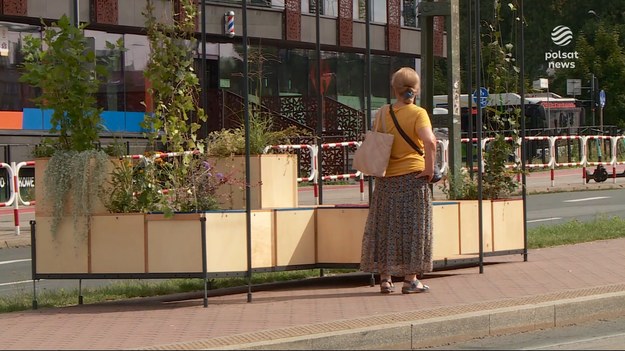 W Krakowie taka konstrukcja ma dawać upragniony cień w upalne dni. Mieszkańcy uważają jednak, że nie są ani ładne, ani praktyczne, a  zamiast cienia dają powód do żartów. Władze miasta mówią, że to tylko pilotaż i jeśli instalacje się nie sprawdzą, to zostaną usunięte. Krytycy pytają: ile to kosztowało? Dla „Wydarzeń” przygotowała Teresa Gut.