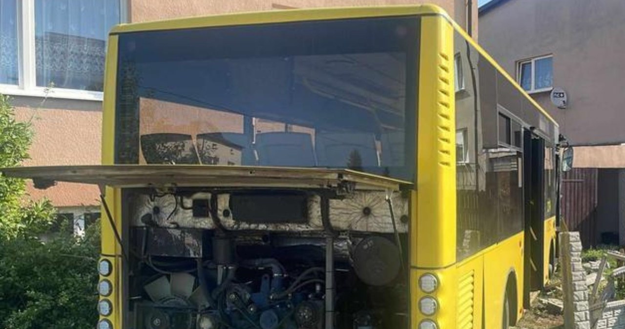 Akcja służb w Siewierzu. Autobus „zaparkował” w domu