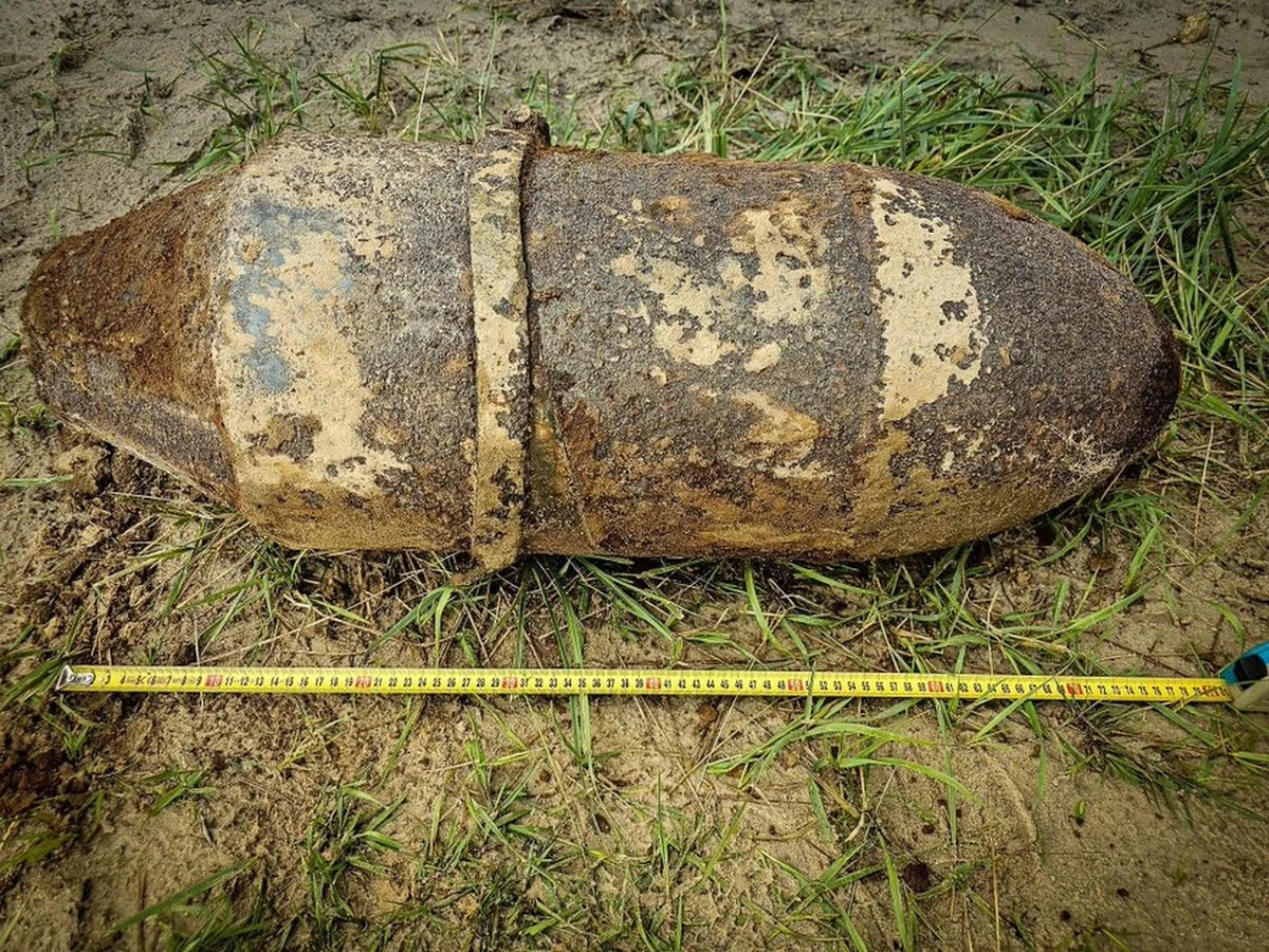 50-kilogramowa bomba lotnicza została znaleziona w gminie Gościeradów (pow. kraśnicki, woj. lubelskie). Niewybuch wykopał przypadkowo operator koparki. 