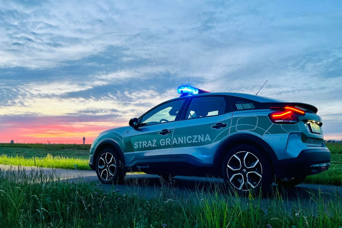 Funkcjonariusze Straży Granicznej z Rzeszowa-Jasionki podczas kontroli drogowej zatrzymali mężczyznę, który posłużył się podrobionym ukraińskim prawem jazdy. 53-latek przyznał, że wcześniej stracił uprawnienia za spowodowanie kolizji drogowej pod wpływem alkoholu, a fałszywkę kupił za 200 euro za naszą wschodnią granicą.