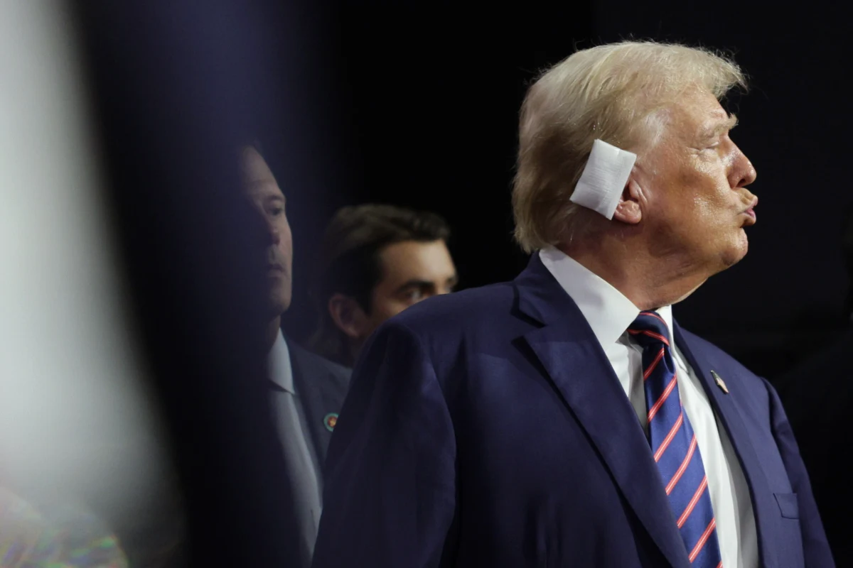 Zwolennicy Donalda Trumpa postanowili wyrazić swoje poparcie poprzez zabandażowanie swojego ucha. To gest przypominający o zamachu na życie byłego prezydenta. Furorę w amerykańskich sklepach robią koszulki z wizerunkiem zakrwawionego Trumpa i napisem "kuloodporny".