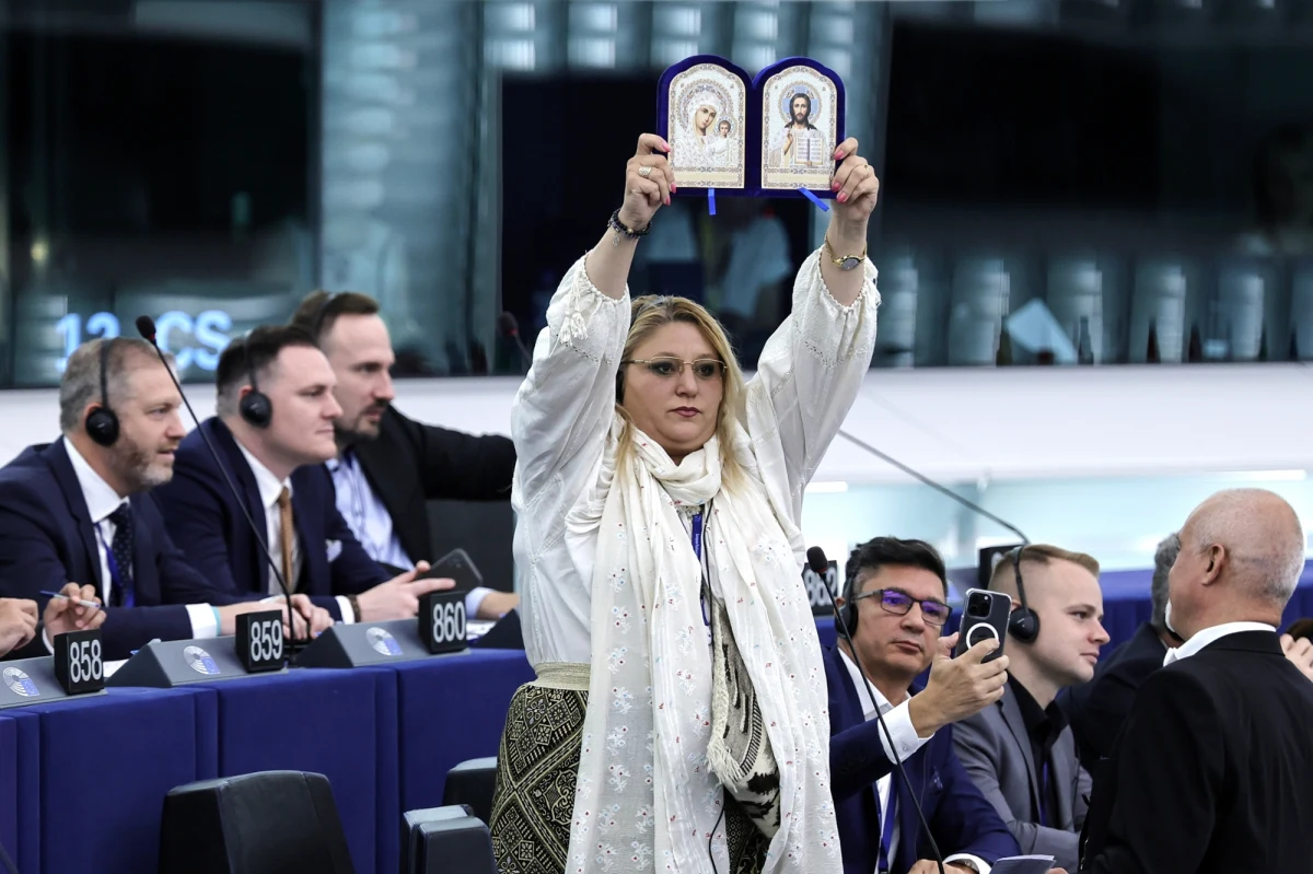 Rumuńska europosłanka Diana Sosoaca została w czwartek wyrzucona z posiedzenia plenarnego Parlamentu Europejskiego. Jej partia - SOS Rumunia, skrytykowała PE, oskarżając instytucję o cenzurę i nazywając Sosoacę - bohaterką narodową i europejską. Czwartkowe wystąpienie parlamentarzystki zawierało: pokaz świętej ikony, oskarżenie Brukseli o tyranię, machanie workiem na zwłoki, założony na twarz kaganiec i przemowę o szatanie.