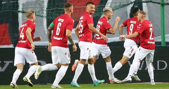 Wisła Kraków nie zawiodła i pewnie awansowała do drugiej rundy eliminacji Ligi Europy. Biała Gwiazda po bramkach Angela Rodado i Giannisa Kiakosa pokonała na wyjeździe 2:1 Llapi Podujevo i w kolejnej rundzie zmierzy się z austriackim Rapidem Wiedeń.