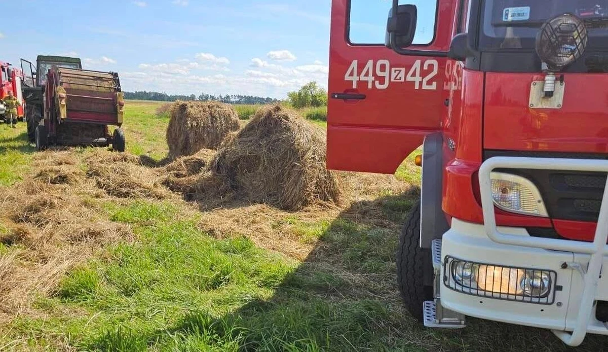 Tragedia podczas sianokosów w zachodniopomorskiej miejscowości Łęczna. 61-letni mężczyzna został wciągnięty w maszynę do prasowania siana. Zginął na miejscu.