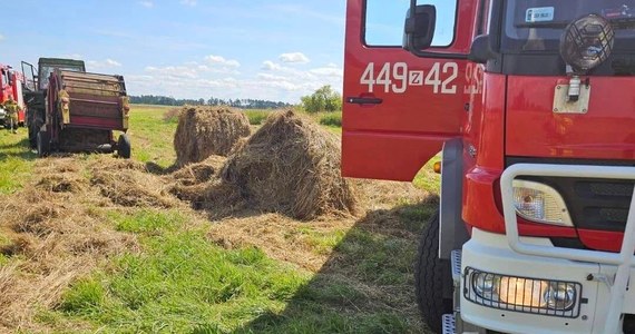 Tragedia podczas sianokosów w zachodniopomorskiej miejscowości Łęczna. 61-letni mężczyzna został wciągnięty w maszynę do prasowania siana. Zginął na miejscu.