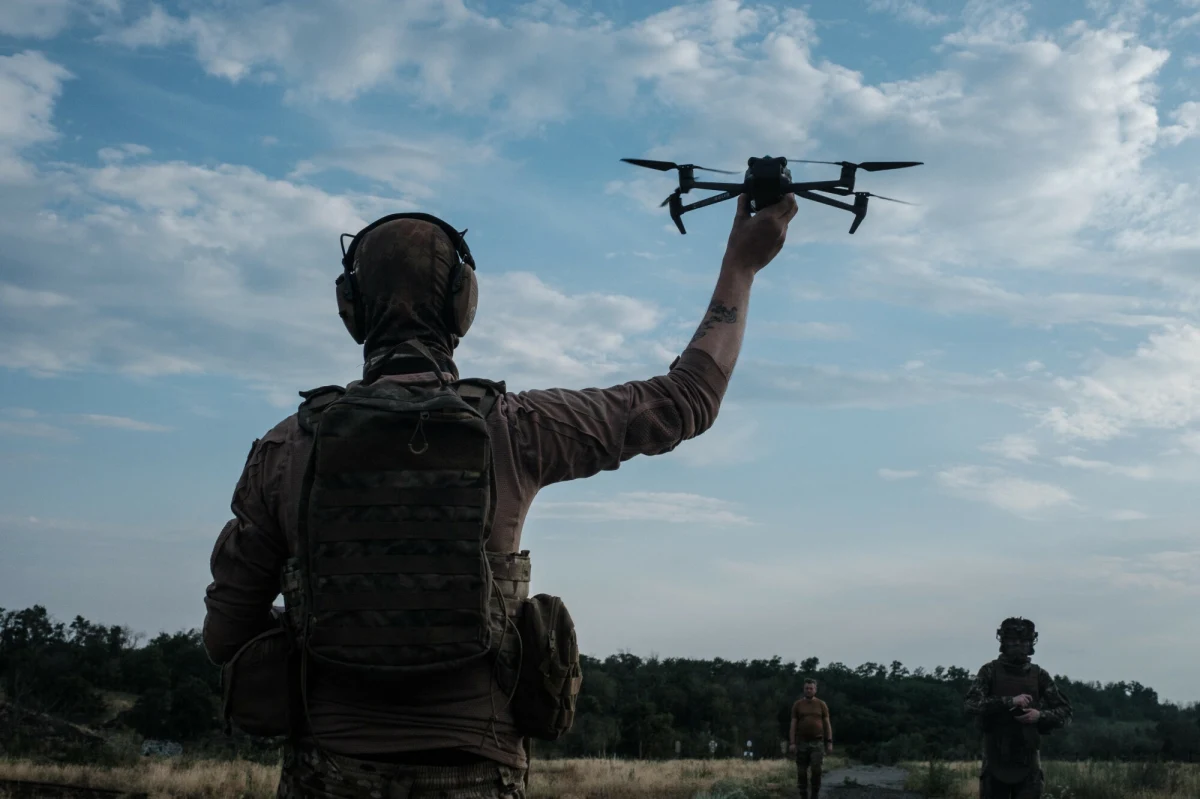 Drony stały się kluczowym elementem działań wojennych prowadzonych w Ukrainie. Kilka tamtejszych startupów opracowuje aktualnie systemy sztucznej inteligencji, która w niedalekiej przyszłości będzie odpowiadała za pilotowanie całych flot bezzałogowców. Taka technologia może okazać się przełomowa, bo Rosjanie są coraz lepsi w zagłuszaniu sygnałów ukraińskich maszyn.