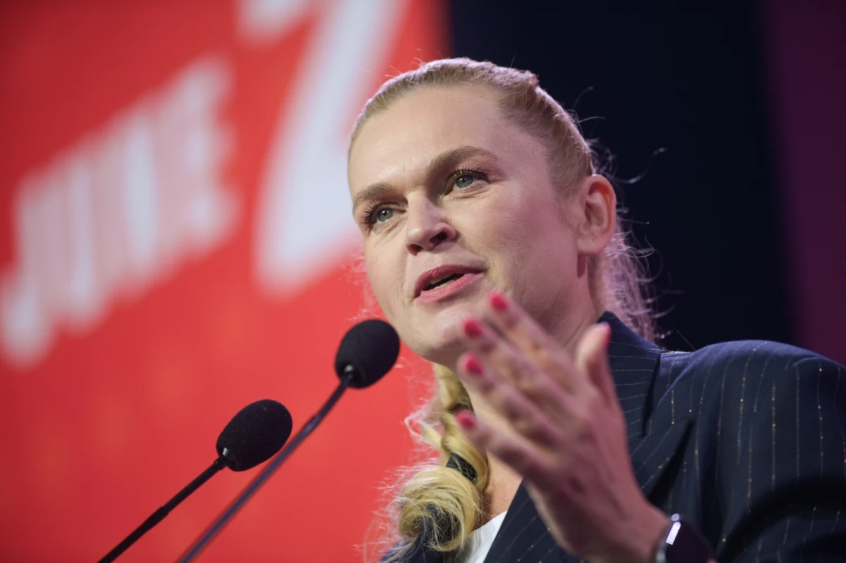 Barbara Nowacka, szefowa MEN, powiedziała, że jedną lekcję religii tygodniowo w szkołach zamierza wprowadzić za pomocą rozporządzenia. "Dodatkowe godziny mogą być realizowane w ramach zajęć w salkach katechetycznych" - dodała.