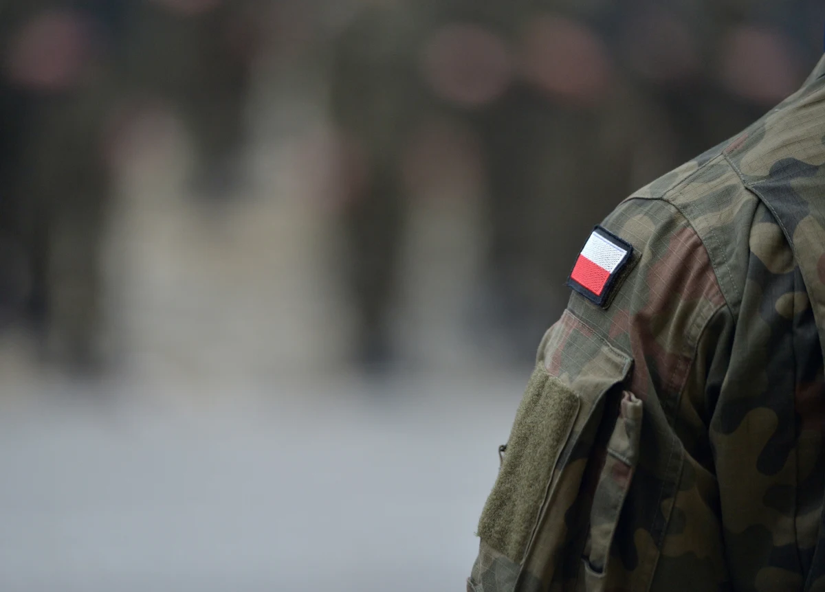 ​6 żołnierzy z 31 Bazy Lotnictwa Taktycznego w Poznaniu oraz 2 osoby cywilne usłyszały zarzuty w związku ze sprawą kradzieży i usiłowania kradzieży w sumie 39 tys. litrów paliwa lotniczego o wartości ponad 200 tys. zł. Niewykluczone, że skala kradzieży była znacznie większa.