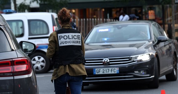 W centrum Paryża, niedaleko Pól Elizejskich, 27-letni mężczyzna ranił nożem policjanta. Na atak zareagował inny funkcjonariusz, który śmiertelnie postrzelił napastnika. Ranny mundurowy został przetransportowany do szpitala, ale jego życiu nie zagraża niebezpieczeństwo.