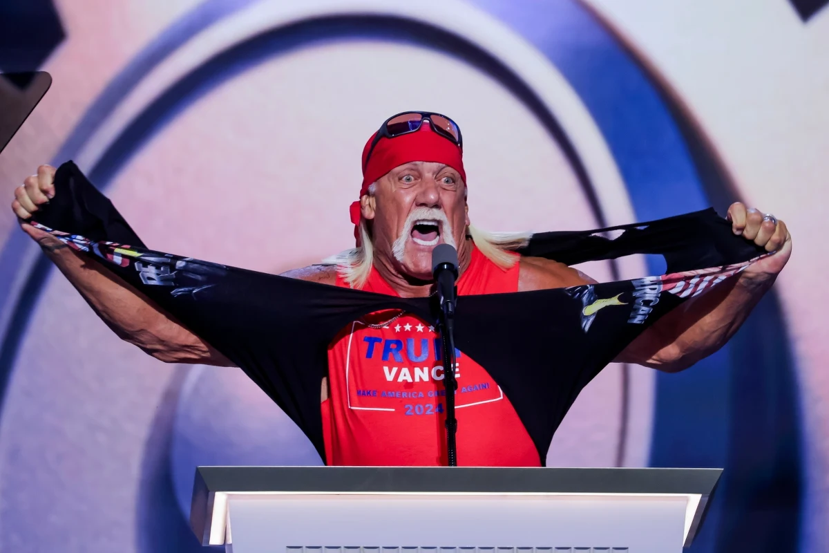 Hulk Hogan dał popis podczas konwencji wyborczej republikanów. Słynny zawodnik wrestlingu i aktor wszedł na scenę i zerwał z siebie koszulkę, pokazując podkoszulek z napisem "Trump/Vance 2024". Krzyczał, wzywając do głosowania na Donalda Trumpa.