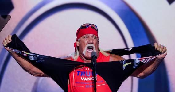 Hulk Hogan dał popis podczas konwencji wyborczej republikanów. Słynny zawodnik wrestlingu i aktor wszedł na scenę i zerwał z siebie koszulkę, pokazując podkoszulek z napisem "Trump/Vance 2024". Krzyczał, wzywając do głosowania na Donalda Trumpa.