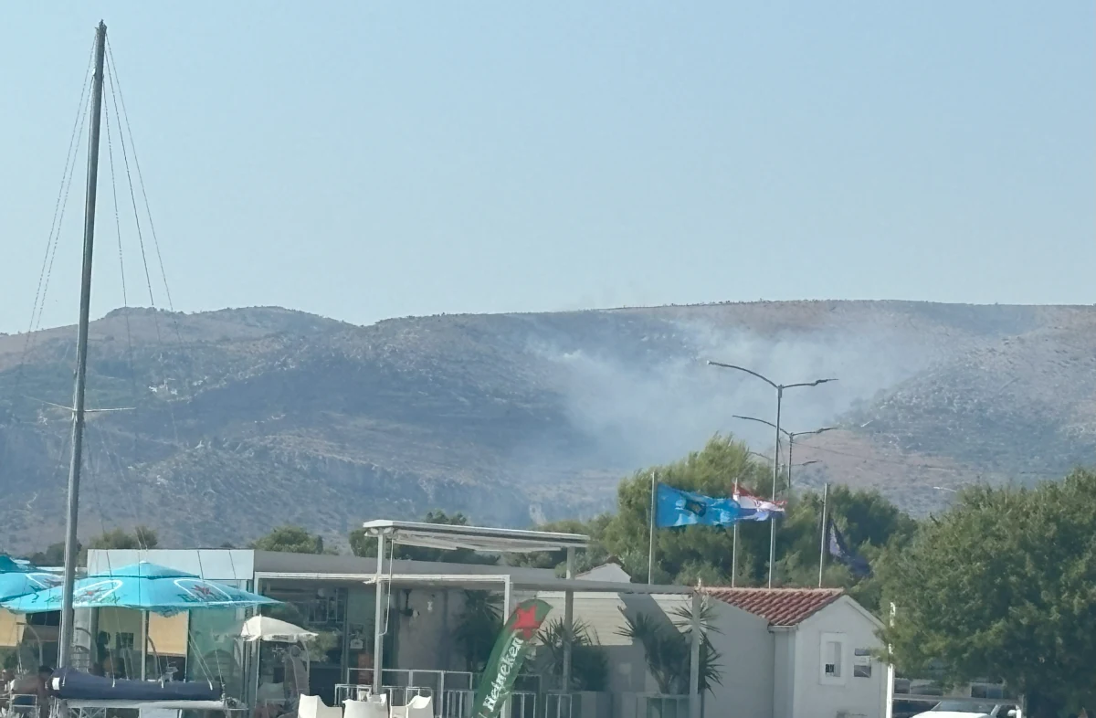 Trwa walka z ogniem u wybrzeży Chorwacji. W lasach niedaleko Splitu, popularnego wakacyjnego kurortu, wybuchł pożar. Mieszkańcy i turyści się ewakuowali. 
