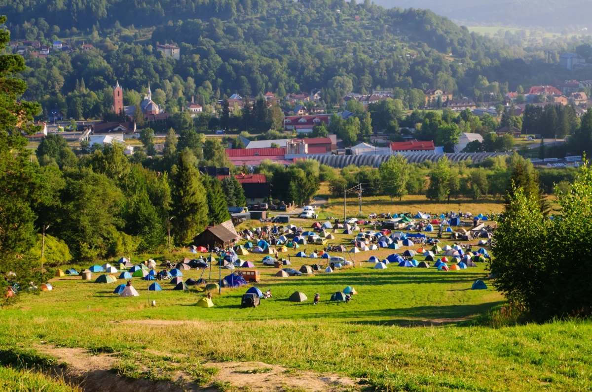 2-latek chodził samotnie w okolicy parku w Ustrzykach Dolnych. Zaopiekowali się nim nastolatkowie. Okazało się, że dziecko wymknęło się z niezamkniętego pomieszczenia.