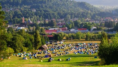 Dwulatek sam w pobliżu parku. Pomogli nastolatkowie