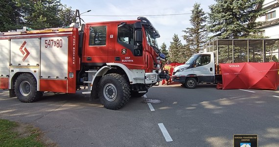 W Bustryku na Podhalu kierujący samochodem ciężarowym do odbioru odpadów nie ustąpił pierwszeństwa i potrącił jadącego na hulajnodze 16-lataka. Chłopca mimo prowadzonej reanimacji nie udało się uratować.   