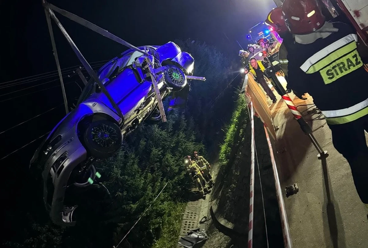 18-letni kierowca zginął w wypadku w Leszczawie Dolnej w powiecie przemyskim na Podkarpaciu. Prowadzone przez niego auto wypadło z drogi, przebiło barierę energochłonną i wpadło do potoku. 