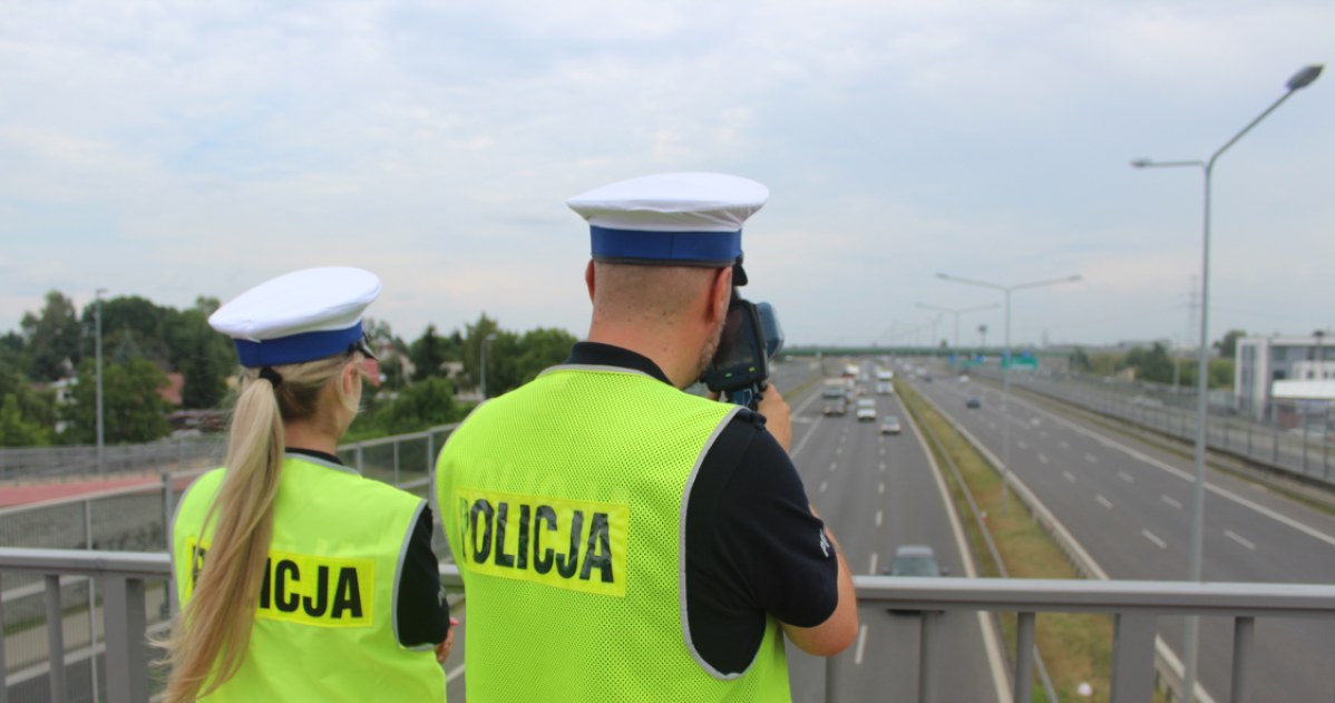 Policjanci, Pruszkowa, wyjechali, drogę, ekspresową, skupili, jednak, prędkości, odległości, przejeżdżających Minimalny odstęp na drodze ekspresowej. Policja sprawdziła to na S8