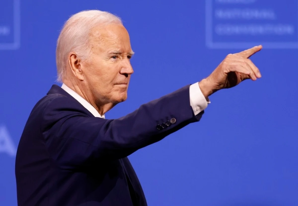 Prezydent USA Joe Biden wykonuje swoje obowiązki, choć nadal odczuwa łagodne objawy związane z infekcją koronawirusem - poinformował jego lekarz Kevin O'Connor. Dodał, że parametry życiowe prezydenta są w normie. Niektóre amerykańskie media są przekonane, że w najbliższych dniach Biden zrezygnuje z kandydowania na drugą kadencję.