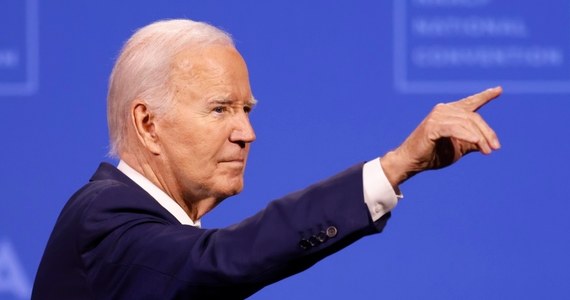 Prezydent USA Joe Biden wykonuje swoje obowiązki, choć nadal odczuwa łagodne objawy związane z infekcją koronawirusem - poinformował jego lekarz Kevin O'Connor. Dodał, że parametry życiowe prezydenta są w normie. Niektóre amerykańskie media są przekonane, że w najbliższych dniach Biden zrezygnuje z kandydowania na drugą kadencję.