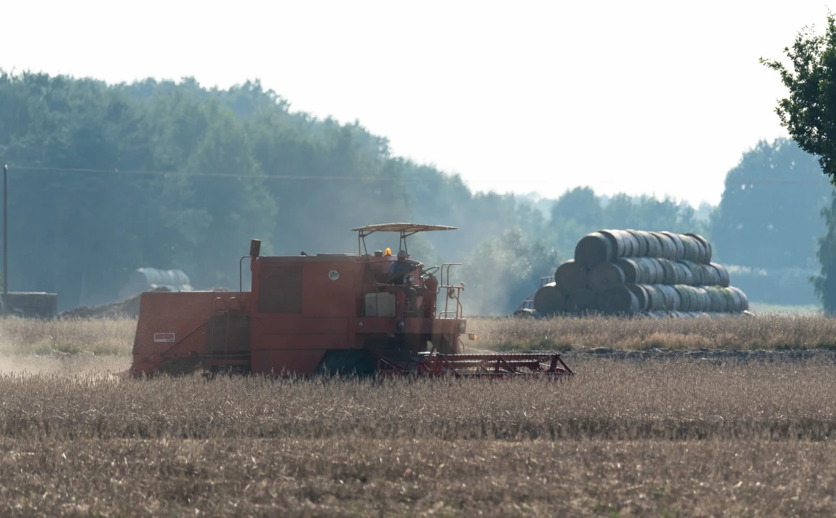 Do wypadku doszło w jednym z gospodarstw rolnych na terenie gminy Drobin pod Płockiem (Mazowieckie). Podczas obsługi kombajnu 17-latek został porażony prądem. W stanie ciężkim został przetransportowany śmigłowcem LPR do szpitala. 

