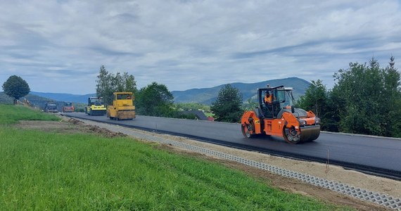 Drogowcy układają  asfalt na drodze krajowej 28 w Kasinie Wielkiej, która została zniszczona przez osuwisko. "W połowie wakacji chcemy otworzyć tę trasę. Naprawę skończymy 2 miesiące wcześniej niż pierwotnie planowaliśmy"- poinformował Kacper Michna z krakowskiego oddziału GDDKiA.    
 
