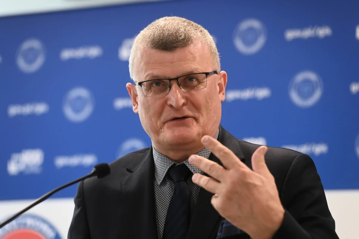 "Obserwujemy 10-krotny wzrost zachorowań na Covid-19 w ciągu miesiąca" - poinformował w piątek Główny Inspektor Sanitarny dr Paweł Grzesiowski. Wiele osób, które mają biegunkę, wymioty i bóle brzucha traktują to - zwłaszcza w czasie wakacji - jako objawy zatrucia pokarmowego i nie wykonują testów. Niestety, jesienią można spodziewać się dalszego wzrostu liczby chorych.